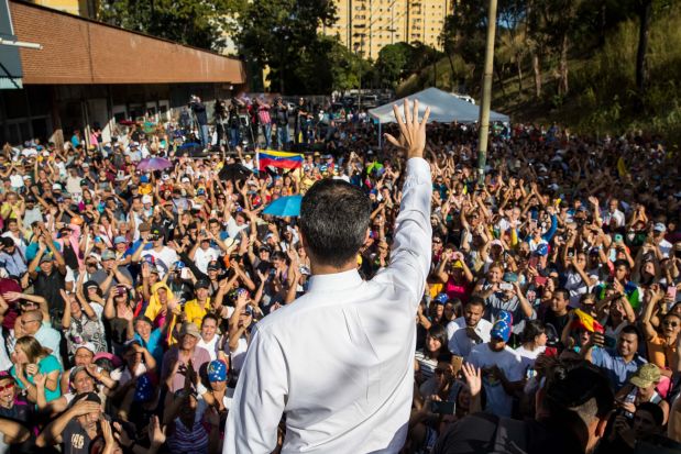 «خوان گوایدو» با حمایت ترامپ خود را رئیس جمهور ونزوئلا موقت معرفی کرد!