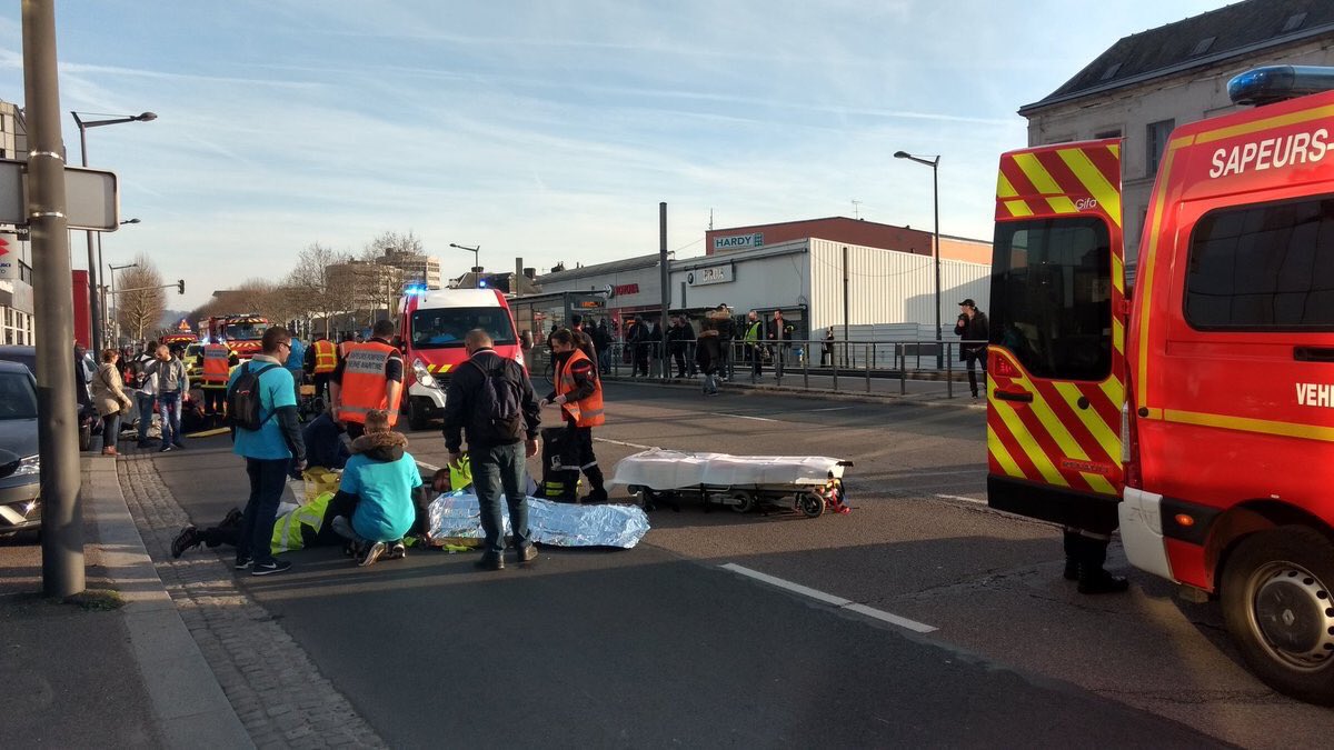 حمله با خودرو به جلیقه زرد‌ها در فرانسه +تصاویر