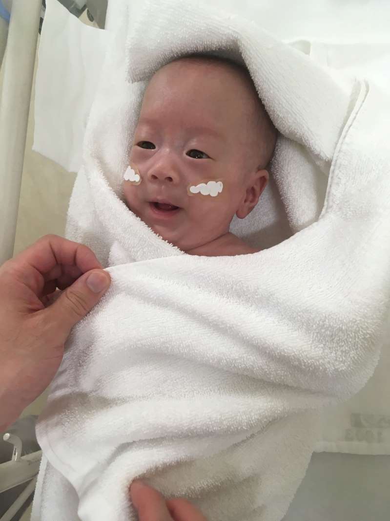 کوچکترین نوزاد پسر، سالم از بیمارستان مرخص شد