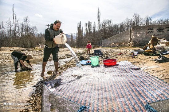 قالیشویی سنتی در آب رودخانه