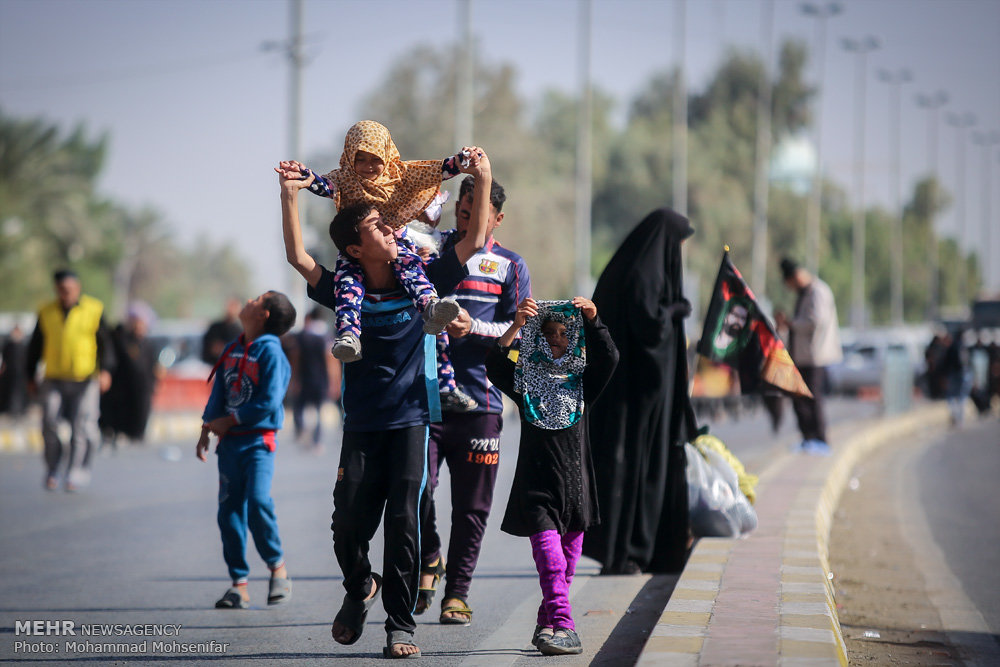 راهپیمایی زائران اربعین حسینی از نجف به کربلا