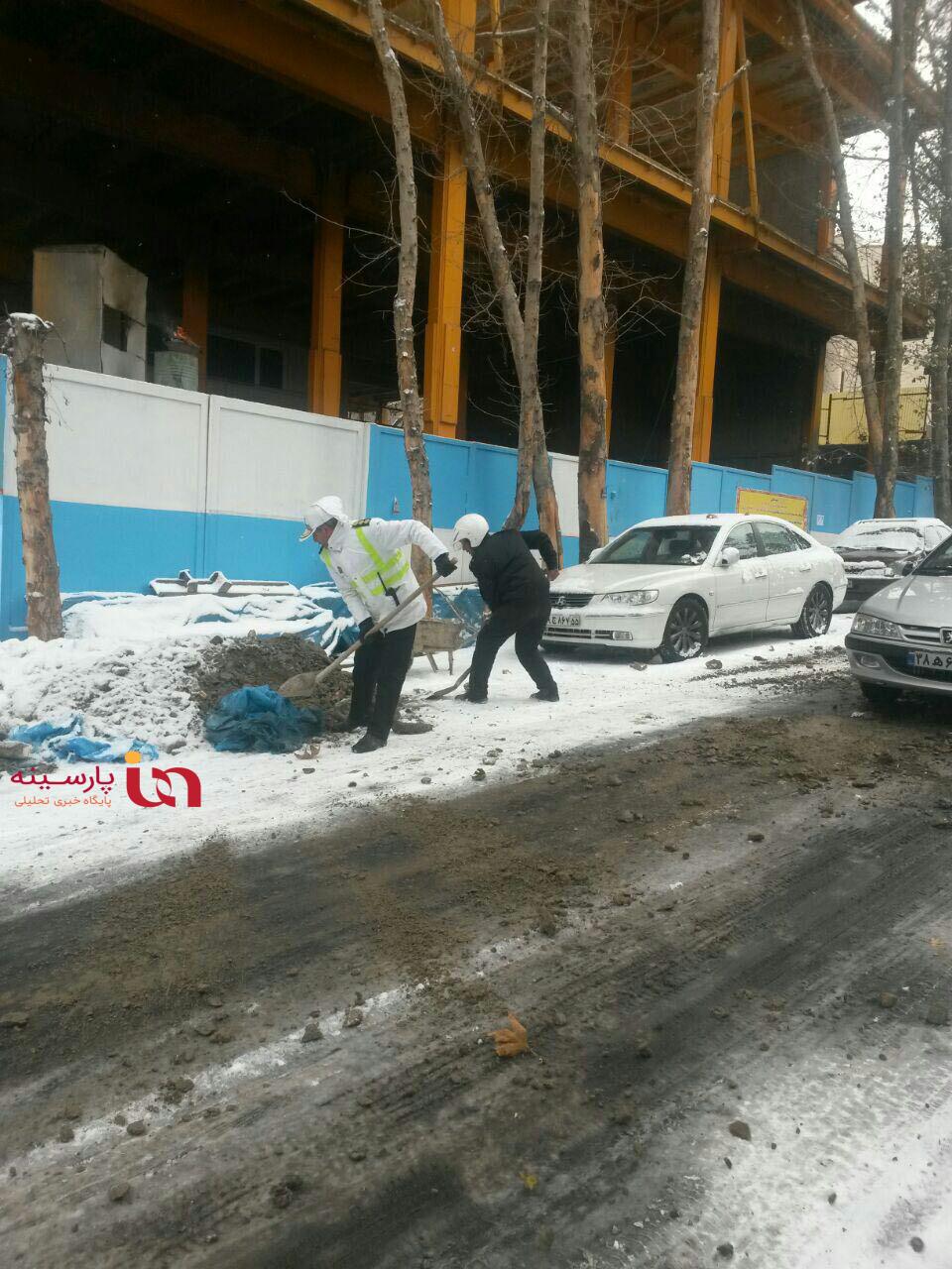 رفتار قابل تحسین سرهنگ پلیس در روز برفی تهران+عکس