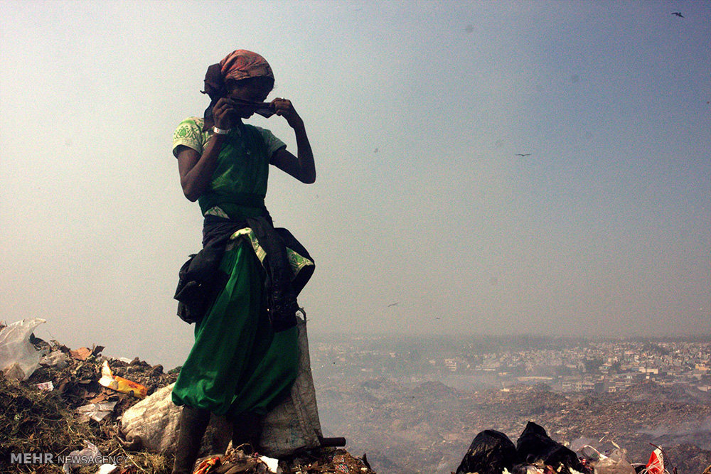 کودکان هندی در میان کوه های زباله+عکس
