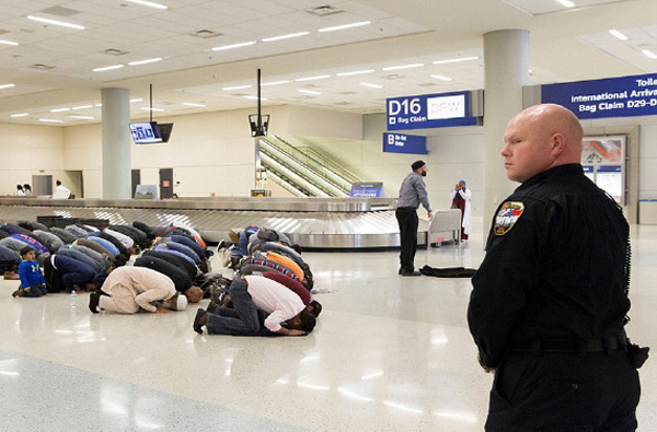 نماز جماعت ضد ترامپ در فرودگاه دالاس +تصاویر