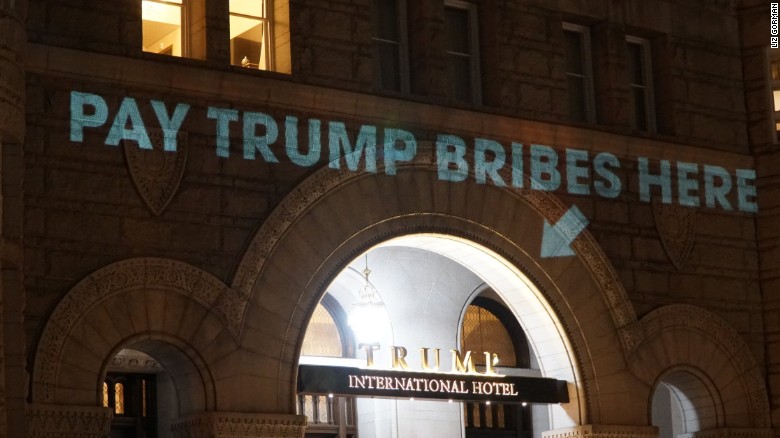 پیامی عجیب بر سردرِ هتل بین‌المللی ترامپ!