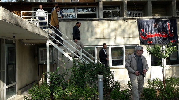 بست‌نشینی حمید بقایی در حرم عبدالعظیم حسنی با بدرقه احمدی‌نژاد +عکس