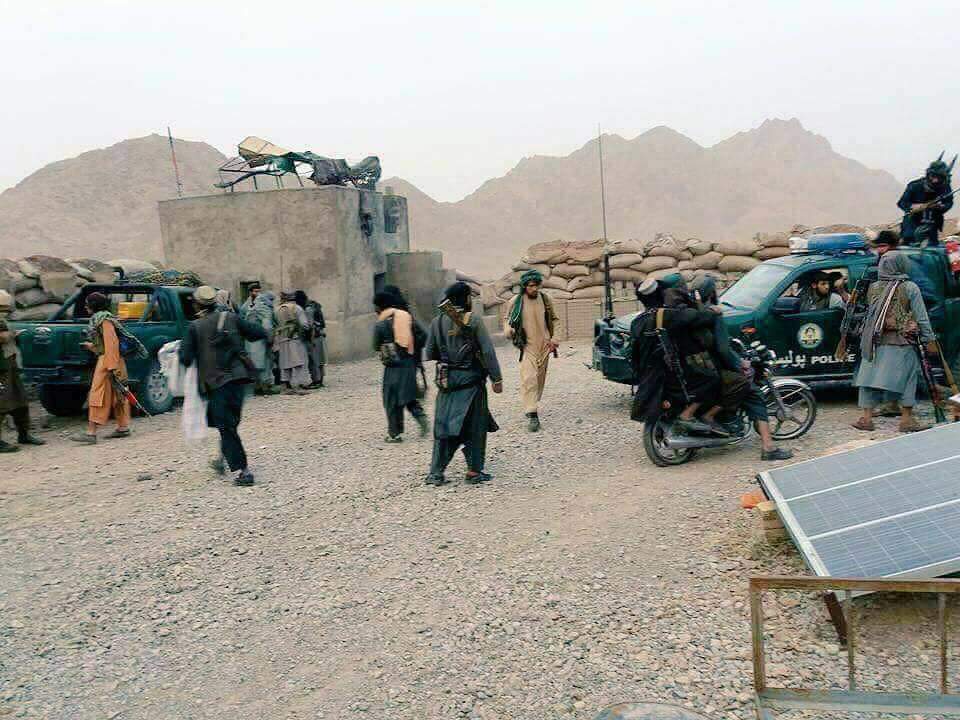 نیروهای طالبان شهری را در نزدیکی مرز ایران تصرف کردند