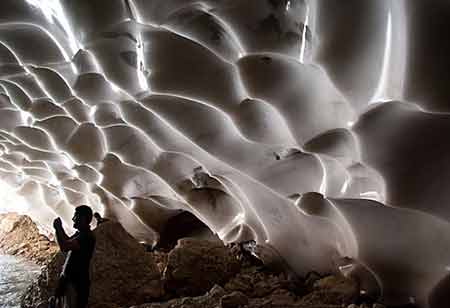 غار یخی زیبای چما سردترین نقطه خاورمیانه