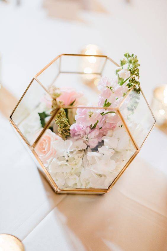 گلدان چند ضلعی شیشه ای و مدرن برای روی میز