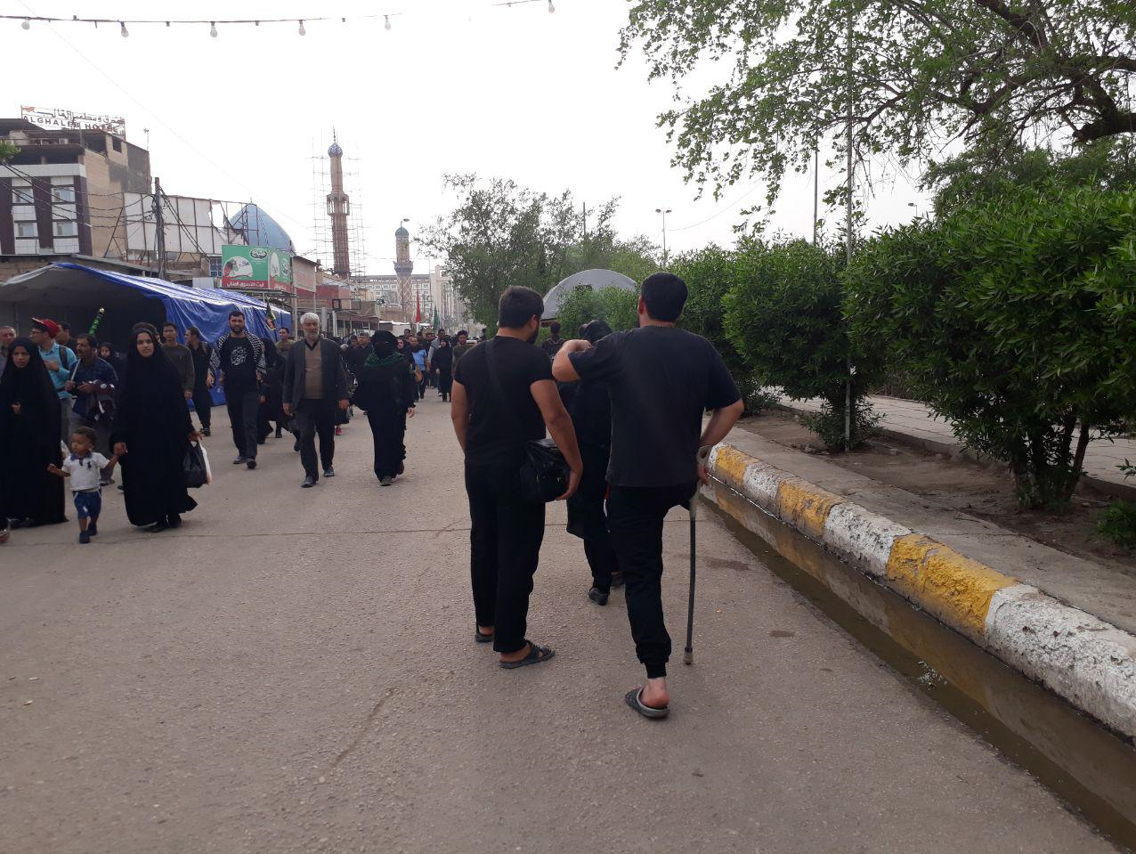 تصویری از پیاده روی زائر آذربایجانی با یک پا