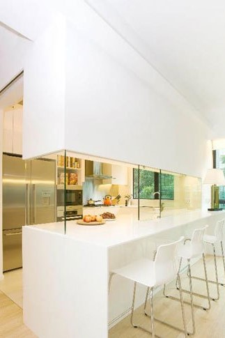 ایده‌ی جدا کردن آشپزخانه از فضای خانه با حایل‌های شیشه‌ای