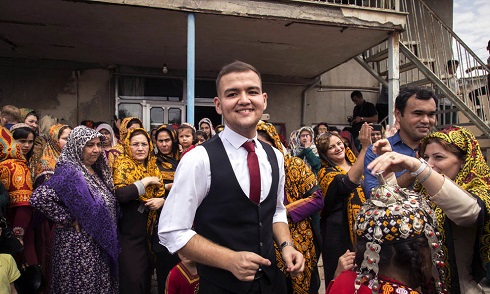 زیبایی عروسی ترکمن ها؛ لباس های صد رنگ و هزار نقش