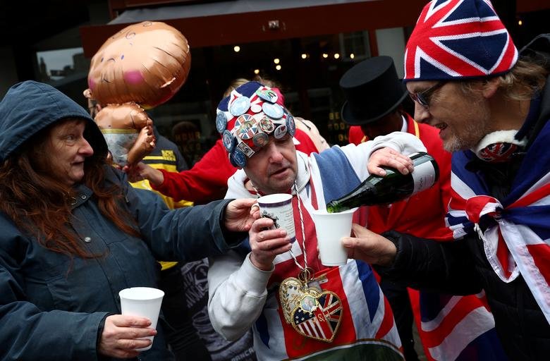 جشن تولد فرزند شاهزاده هری در خیابان‌های بریتانیا+عکس