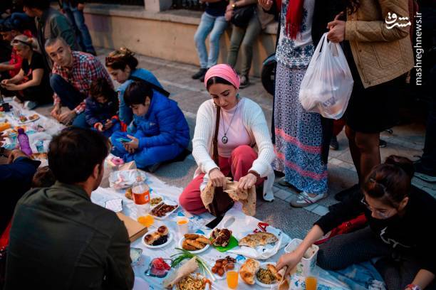 تصاویری دیدنی از برپایی سفره‌های افطاری ساده در خیابان‌های ترکیه