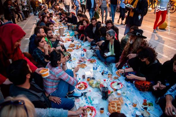 تصاویری دیدنی از برپایی سفره‌های افطاری ساده در خیابان‌های ترکیه