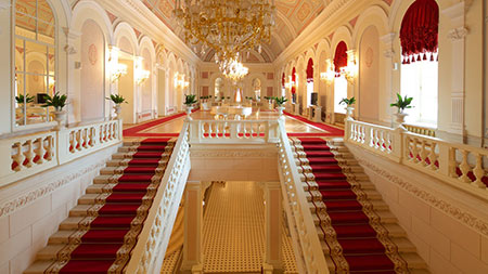 تالار بولشوی یکی از زیباترین و مشهورترین تالار‌های جهان