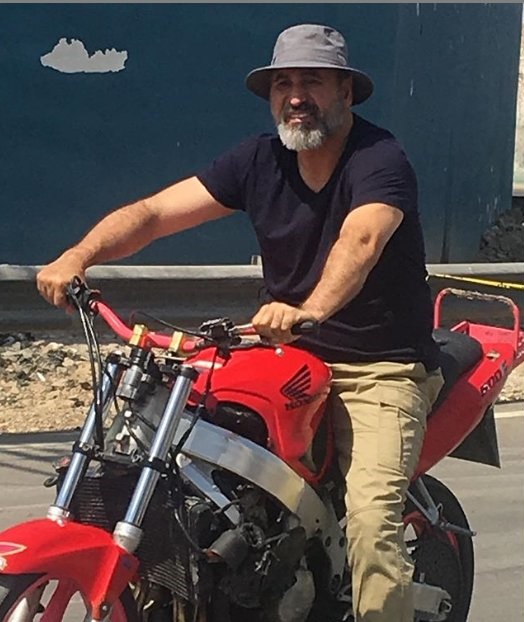 حمید فرخ‌نژادِ خسته در حال موتورسواری