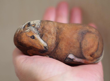 هنرمند ژاپنی با هنر خود سنگ‌ها را به حیوانات کوچک تبدیل کرد