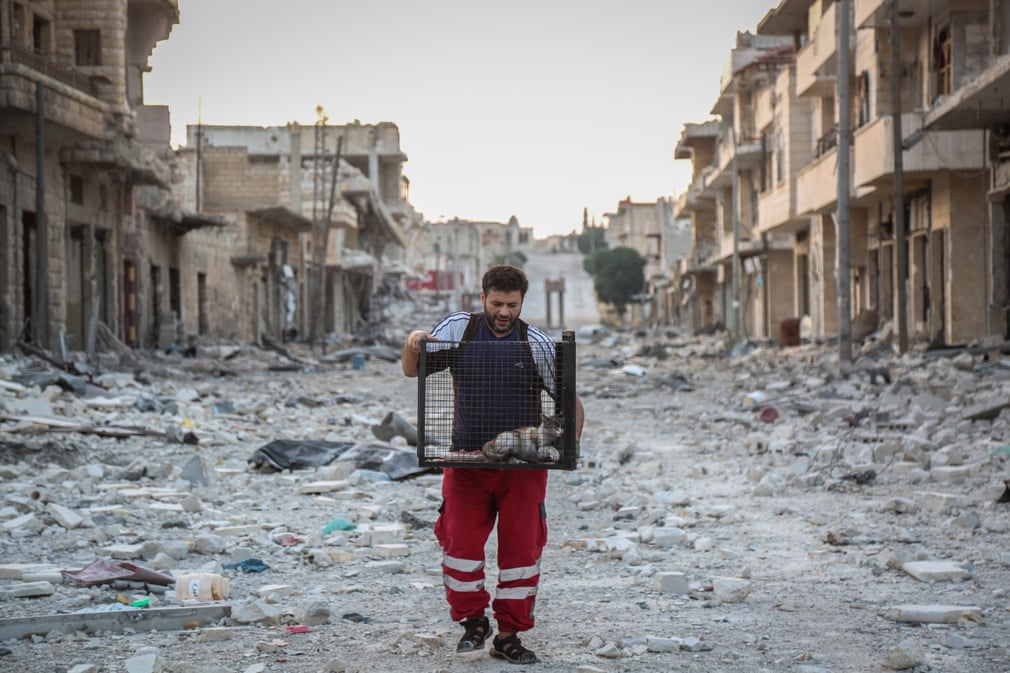مرد سوری؛ ناجی کوچولوهای حلب +تصاویر