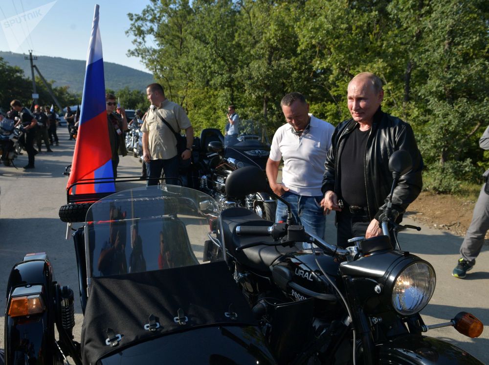 حضور پوتین در نمایشگاه موتور سیکلت در کریمه +عکس