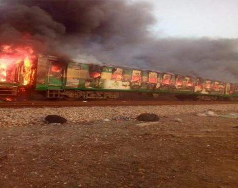 ۴۶ کشته در آتش سوزی قطار در پاکستان+ عکس و فیلم