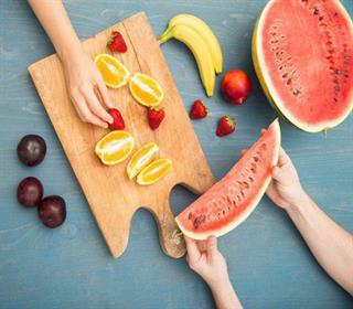 تمام عوارض مصرف بیش از حد میوه‌ها