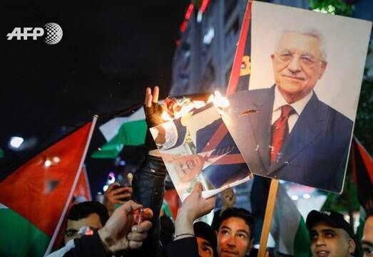 معترضان فلسطینی تصاویر ترامپ و نتانیاهو را آتش زدند +عکس
