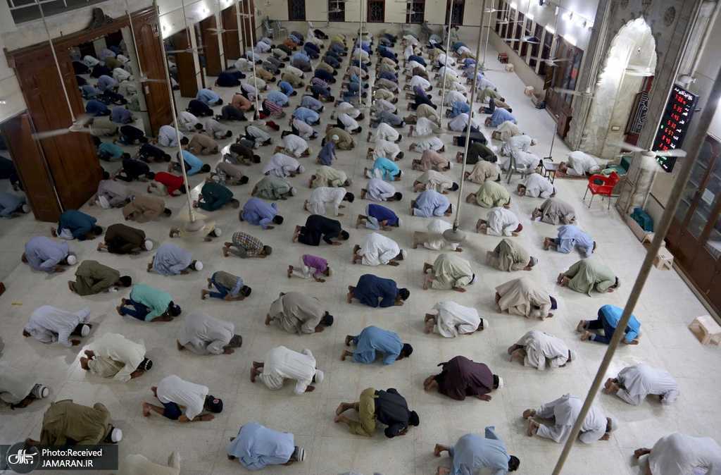 رعایت فاصله اجتماعی در نماز جماعت پاکستانی‌ها +عکس
