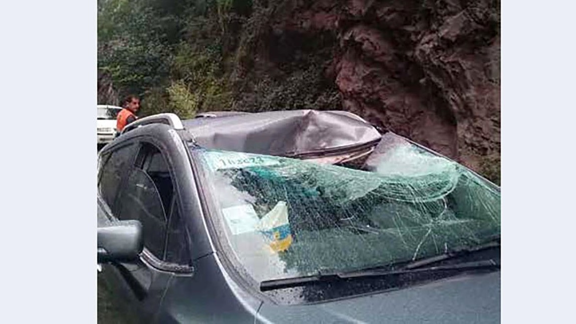 مرگ تلخ دختر یک ساله در سقوط تخته سنگ جاده چالوس+عکس