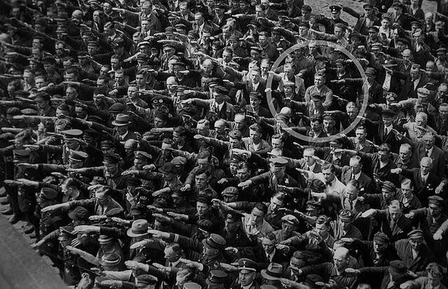 تصویر مردی که دستش را برای احترام به هیتلر بلند نکرد! + عکس