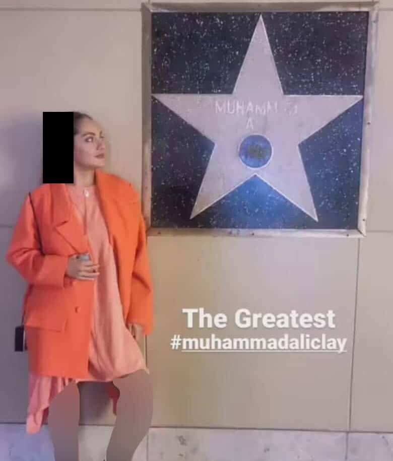 عکس مهناز افشار با یادگار «محمد علی کلی»