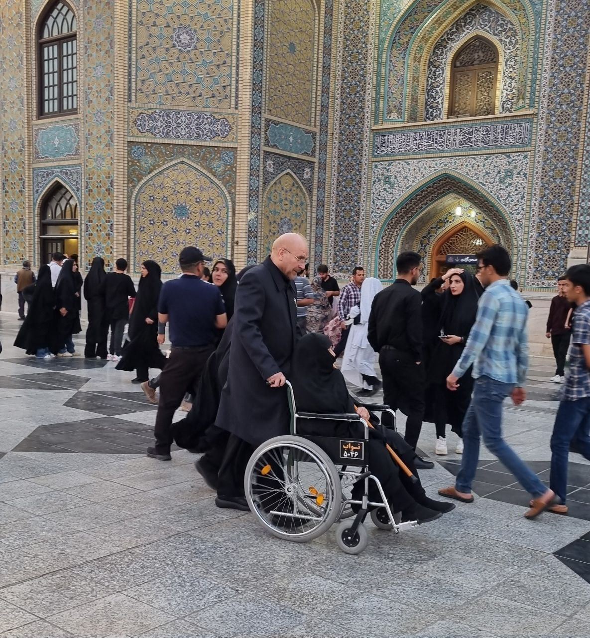 تصویری جالب از رئیس مجلس در لباس خادمی