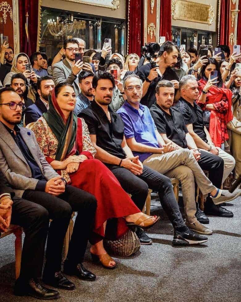 تیپ منحصر به فرد خانم بازیگر در جمع هنرمندان!+ عکس