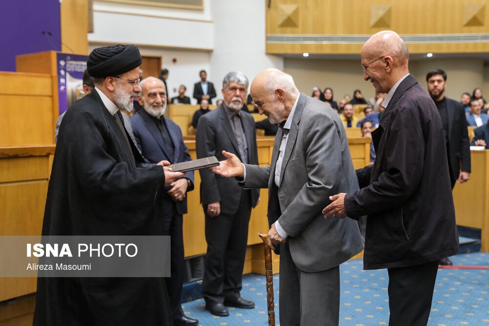 تصویری از احمد توکلی با عصا و همراه در مراسم اختتامیه جشنواره ملی رسانه