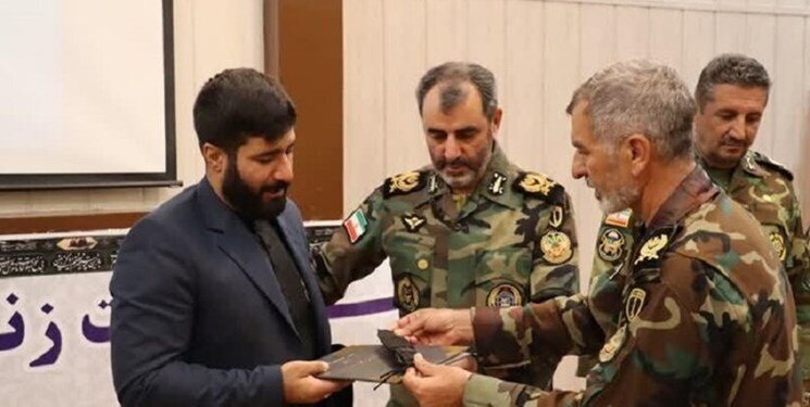 اهدای نشان تکاور ارتش به مدافع حرم شاهچراغ