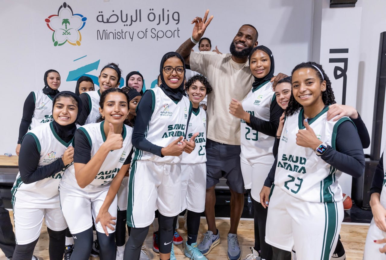 تمرین مشترک سوپراستار NBA با دختران عربستانی