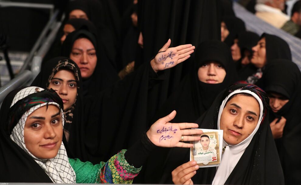 شعارهای جالب کف دستان زنان بلوچی در دیدار با رهبر انقلاب