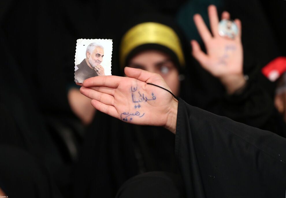 شعارهای جالب کف دستان زنان بلوچی در دیدار با رهبر انقلاب