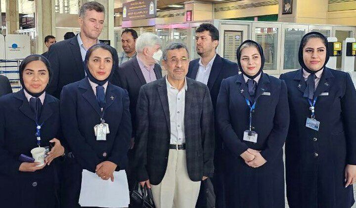 احمدی نژاد از کشور خارج شد+تصاویر
