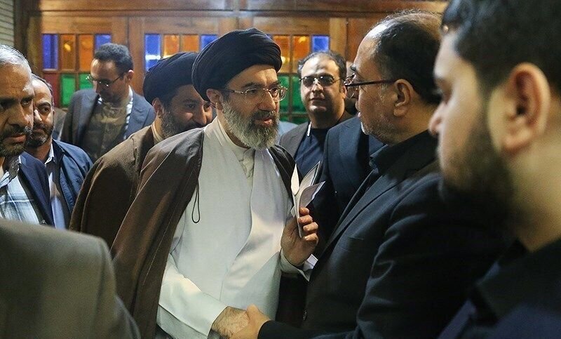 مصافحه پدر روح‌الله زم با فرزند رهبر انقلاب در یک مراسم+ عکس