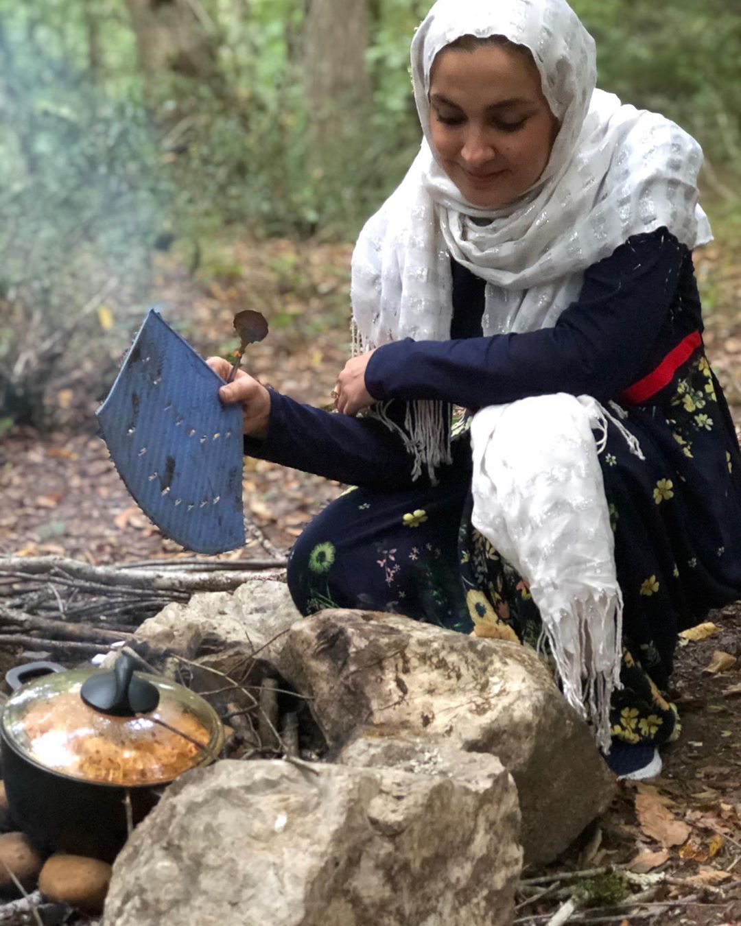 خانم مجری و آشپزی در طبیعت+ عکس