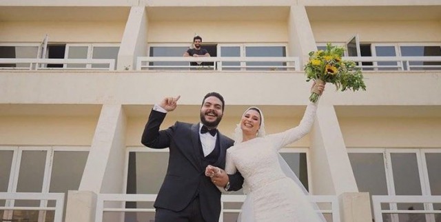 عکس یادگاری عروس و داماد مصری با صلاح در قرنطینه+عکس