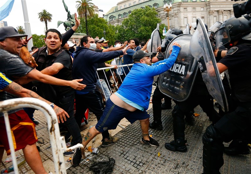 درگیری طرفداران مارادونا با پلیس در حاشیه تشییع پیکر اسطوره فوتبال آرژانتین + عکس