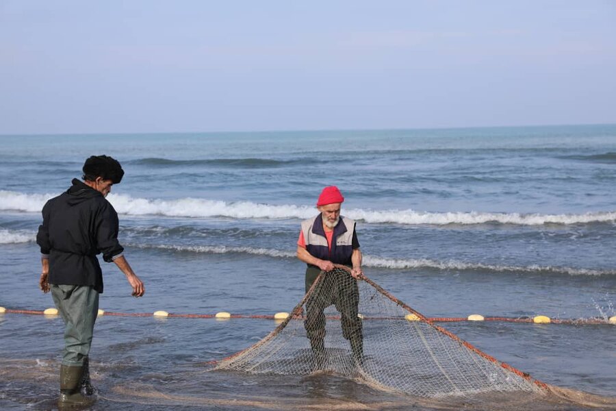 صید ماهی در ساحل آستانه اشرفیه