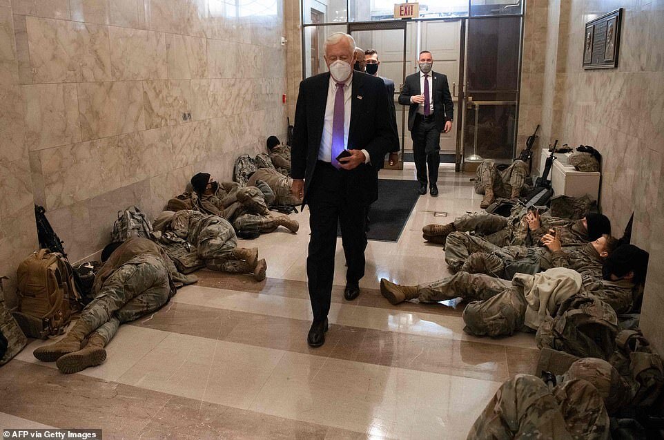 تصویری باورنکردنی از کنگره؛ خوابیدن نیرو‌های گارد ملی بر کف زمین