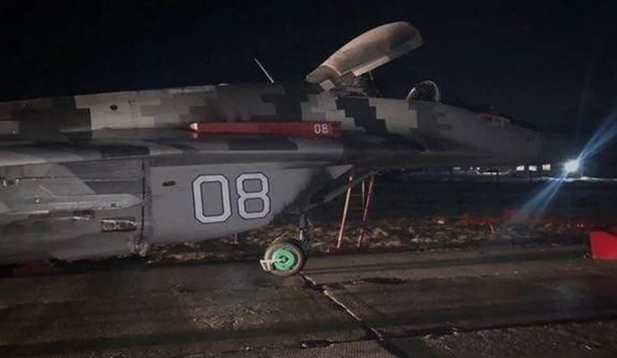 انهدام جنگنده میگ اوکراین در یک تصادف رانندگی+ تصاویر