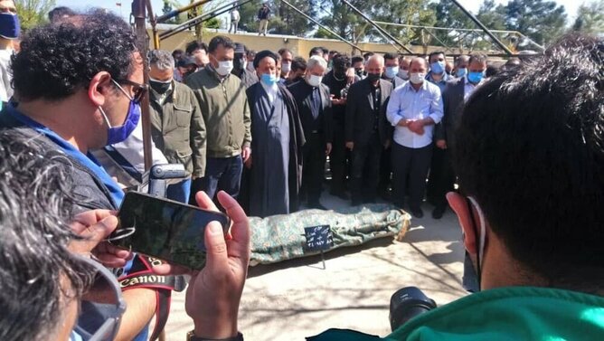 اقامه نماز بر پیکر آزاده نامداری+عکس