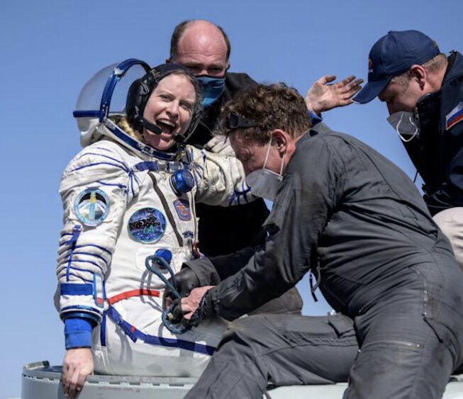 ۳ فضانورد در قزاقستان فرود آمدند + عکس