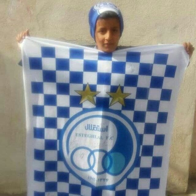 تصویری از کودک آزار دیده با پرچم استقلال+ عکس