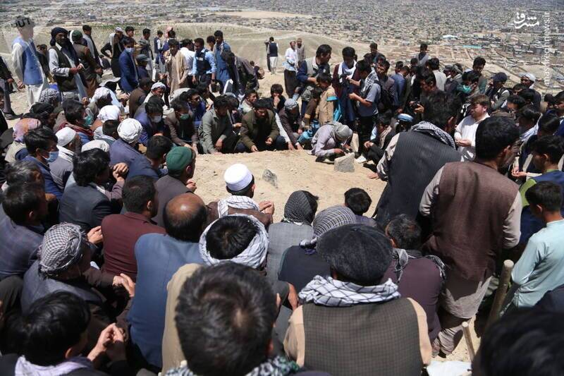 خاکسپاری شهدای حمله به مدرسه دخترانه کابل + عکس